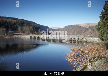 Caban-coch serbatoio e ponte a Valle Claerwen Powys Galles Regno Unito Foto Stock