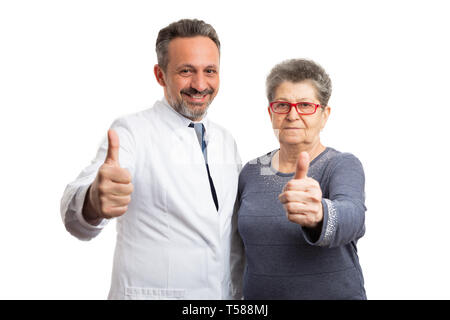 Amichevole maschio medico e anziani paziente femmina rendendo il pollice fino gesto come come isolato su sfondo bianco Foto Stock