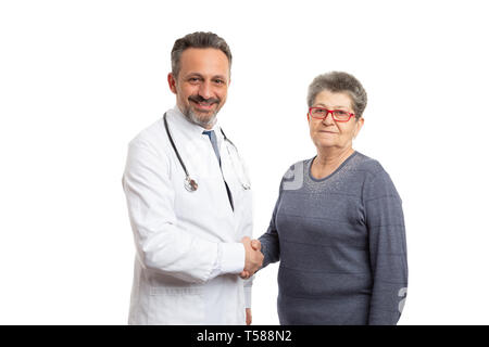 Amichevole maschio medico e paziente anziano donna stringono le mani come messaggio di saluto o il concetto di trattativa isolato su bianco Foto Stock