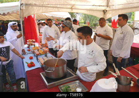 Dimostrazione culinaria dal Ritz Carlton chef, Sagra del pomodoro, mercato agricolo, Budaiya, Regno del Bahrein Foto Stock