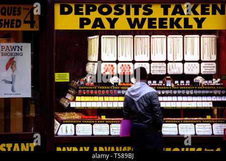 Pawnbroker, assegni incassati e prestiti di velocità. Wembley Central London. 20/10/2008 Foto Stock