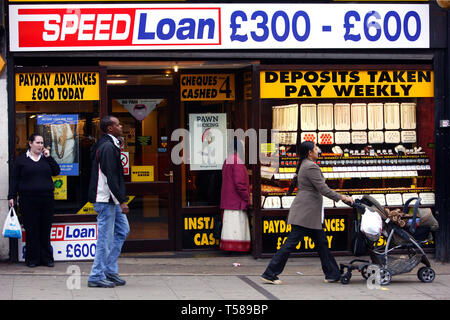 Pawnbroker, assegni incassati e prestiti di velocità. Wembley Central London. 20/10/2008 Foto Stock