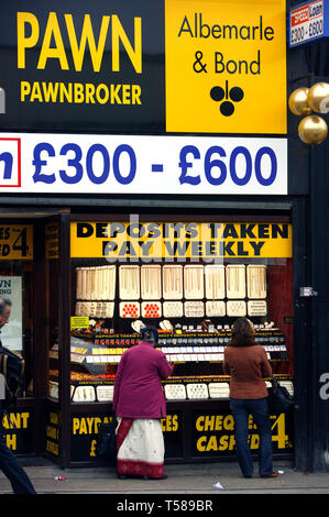 Pawnbroker, assegni incassati e prestiti di velocità. Wembley Central London. 20/10/2008 Foto Stock