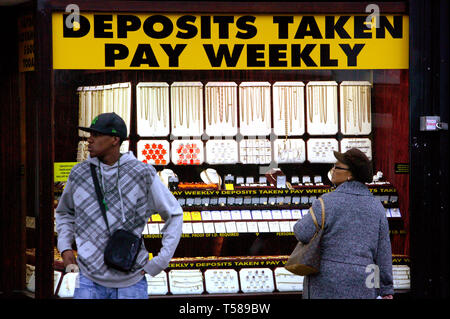 Pawnbroker, assegni incassati e prestiti di velocità. Wembley Central London. 20/10/2008 Foto Stock