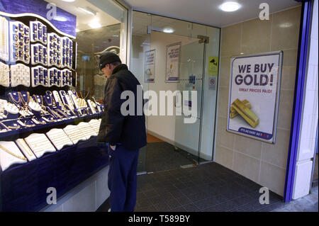 Pawnbroker, assegni incassati e prestiti di velocità. Wembley Central London. 20/10/2008 Foto Stock