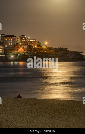 Full Moon Rising oltre la spiaggia di Bondi, Sydney, Australia Foto Stock