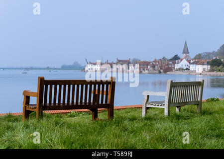 Due banchi vuoti che si affaccia Bosham Creek e il villaggio ad alta marea nel porto di Chichester. Bosham, West Sussex, in Inghilterra, Regno Unito, Gran Bretagna Foto Stock