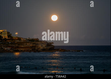 Full Moon Rising oltre la spiaggia di Bondi, Sydney, Australia Foto Stock