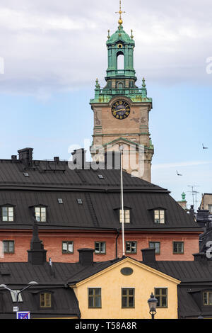 La torre di ornati e lanterna di Storkyrkan torreggia su i suoi edifici colorati di Gamla Stan a Stoccolma Foto Stock