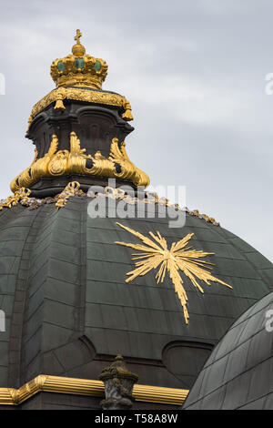 Una stella d'oro, la corona e la decorazione sul tetto a cupola della chiesa di Riddarholm, la chiesa di sepoltura dei monarchi svedesi in Birger Jaris torg a Stoccolma Foto Stock