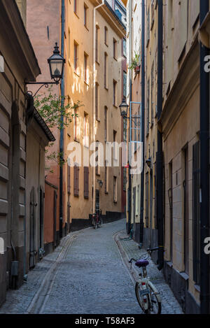 Biciclette in uno dei numerosi e pittoreschi vicoli che collegano le strade di Stoccolma, la Gamla stan old town Foto Stock