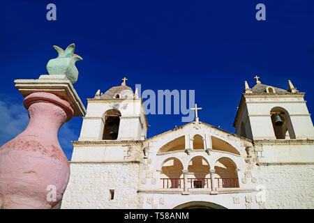 Imponente chiesa di Santa Ana de Maca vicino Canyon del Colca Arequipa, regione del Perù, Sud America Foto Stock