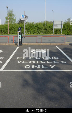 Solo veicoli elettrici, contrassegno di superficie, vano di parcheggio vuoto, punto di ricarica del veicolo elettrico e cartello con montaggio su palo in Bury Lancashire uk Foto Stock