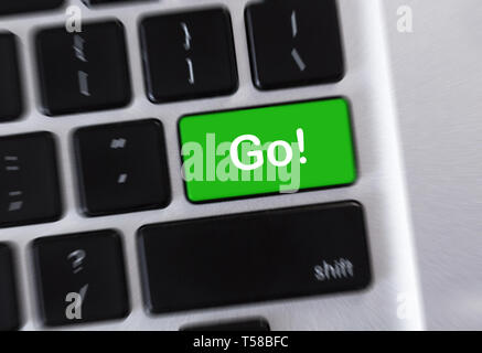 Parola Vai! Scritto in verde sul pulsante di computer Foto Stock
