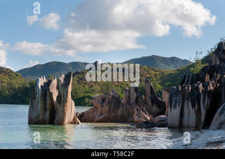 Rocce di granito, l'acqua turchese nel parco nazionale marino di Curieuse Island, Seicelle Foto Stock