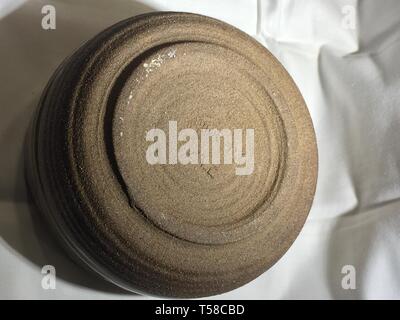 Ceramiche fatte a mano da un artista locale, sparato al cono 10 e vetrate con cibo-safe smalti Foto Stock