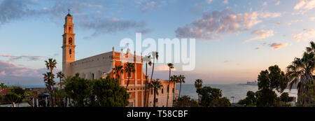 Bellissima vista del ponte che desiderano in Abrasha Park con la Chiesa di San Pietro in background durante un colorato sunrise. Prese nella Vecchia Jaffa, Tel Aviv-Yaf Foto Stock