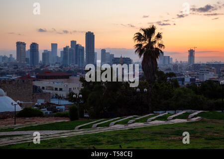Bellissima vista di un moderno centro città durante un sunrise. Prese a Jaffa, Tel Aviv-Yafo, Israele. Foto Stock