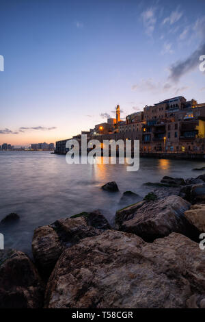 Bella vista di una porta di Jaffa durante un colorato sunrise. Prese a Tel Aviv-Yafo, Israele. Foto Stock