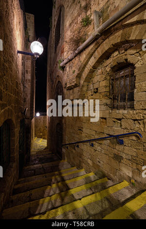 Vista notturna nel vicolo modi alla storica Vecchia Porta di Giaffa. Prese a Tel Aviv, Israele. Foto Stock