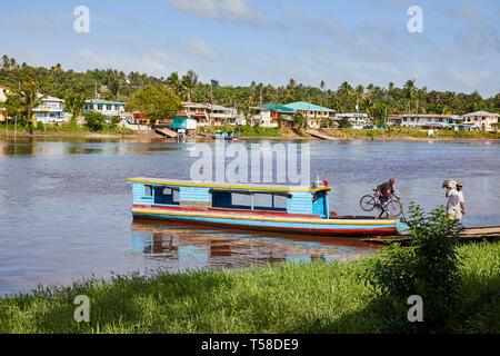 Chester il servizio di traghetto sul Fiume Demerara in Linden Guyana America del Sud Foto Stock