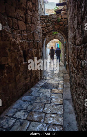 Dark e le strette strade della città vecchia di Akko. Preso in acri, distretto del Nord, Israele. Foto Stock