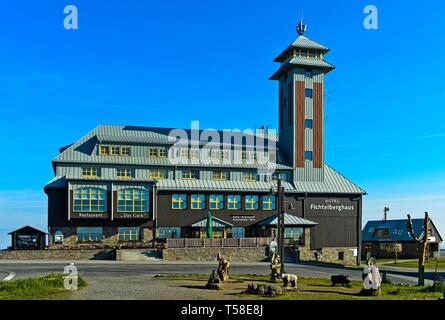 Fichtelberghaus con torre di osservazione, ristorante, hotel, Fichtelberg, Oberwiesenthal, Monti Metalliferi, Bassa Sassonia, Germania Foto Stock