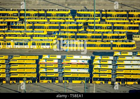 Vista aerea, deposito di tram e autobus, Essener Verkehrs AG, EVAG, dei veicoli parcheggiati in righe, giallo i tram, gli autobus gialli, Essen, Renania settentrionale-Vestfalia Foto Stock