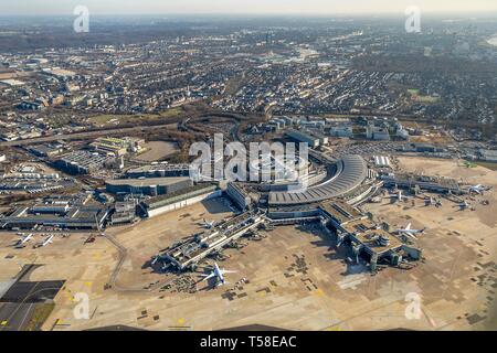 Vista aerea, aeroporto di Dusseldorf, EDDL, Aeroporto Internazionale, terminale A B C, Tower torre di controllo, mezzi di sorveglianza aerea, Kalkum, Dusseldorf Foto Stock