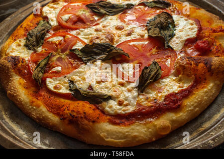 New York style pizza Margherita con mozzarella fresca e le foglie di basilico Foto Stock