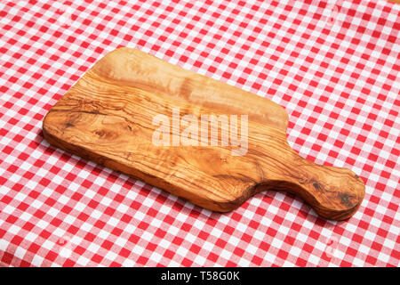 Cucina in legno di bordo su bianco e rosso panno della tabella Foto Stock