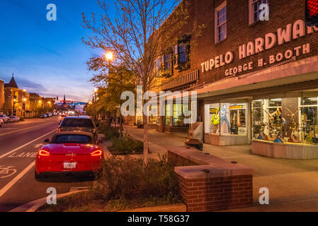 Tupelo Hardware Co. (Dove Elvis Presley's madre di Elvis ha acquistato la sua prima chitarra nel 1946) sulla strada principale del centro storico di Tupelo, MS. (USA) Foto Stock