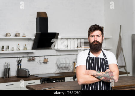 Miglior chef mai uomo barbuto hipster in cucina. brutale uomo in cook grembiule. maschio maturo con la barba di cottura. business culinario. cucina gustosa. Un grave Foto Stock