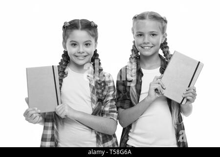 Diario di viaggio per ragazze concetto. Bambini cute ragazze tenere taccuini o diari isolati su sfondo bianco. Nota segreti giù nel tuo grazioso girly diario ufficiale Foto Stock