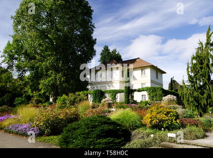 Bella antica villa immersa in un grande giardino Foto Stock