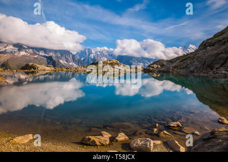 Lago alpino riflettendo iconico Mont-Blanc montagne su una soleggiata giornata estiva Foto Stock