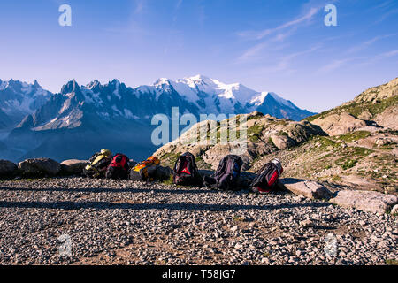 Traveler's escursionismo borse di fronte iconico Mont-Blanc vette innevate Foto Stock