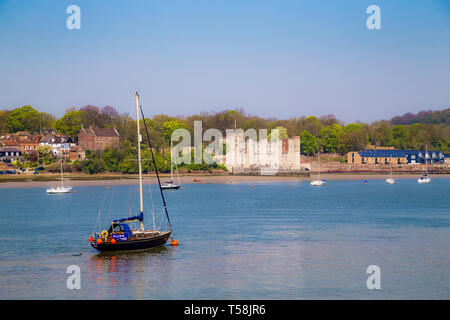 Upnor, Kent. Regno Unito. Una vista sul fiume Medway guardando verso Upnor e il castello. Una barca è ormeggiata ad una boa. Foto Stock