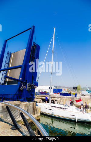 Chatham Maritime Marina ponte mobile e bloccare. L'apertura del ponte di barche lasciate nella serratura. Foto Stock