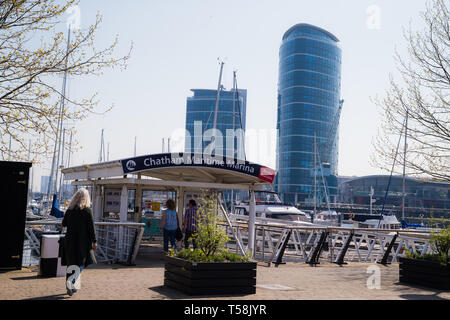 Chatham Maritime Marina Chatham, Kent, Regno Unito. Guardando oltre il porto di yacht e barche su una chiara soleggiata giornata di primavera. Foto Stock