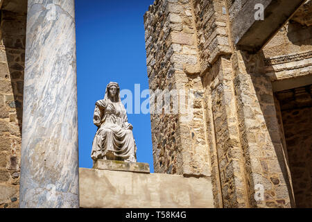 La statua della dea Cerere presso il Teatro Romano di Merida, Spagna Foto Stock