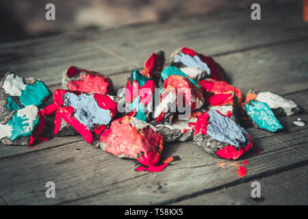 Colorato la vernice si diffonde sulla superficie di piccole pietre Foto Stock