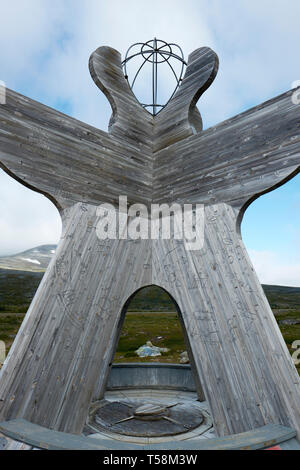 Il Cerchio Polare monumento al Circolo Polare Artico centro situato sulla E6 strada in Saltfjellet montagne nella contea del Nordland in Norvegia Foto Stock