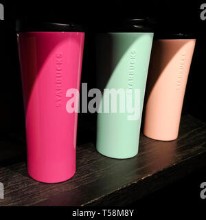 Istanbul, Turchia - 18 Aprile 2019 : color pastello Starbucks Coffe mug sul ripiano con creative ombre dure. Foto Stock