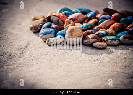 Abstract background creativo di close-up. Pietre con una superficie liscia e verniciato con vernice colorata Foto Stock