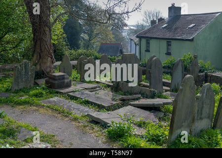 Una parte del cimitero presso il St Illyds chiesa è attraversata la strada dal cortile principale. Newcastle hill Bridgend, Regno Unito Foto Stock