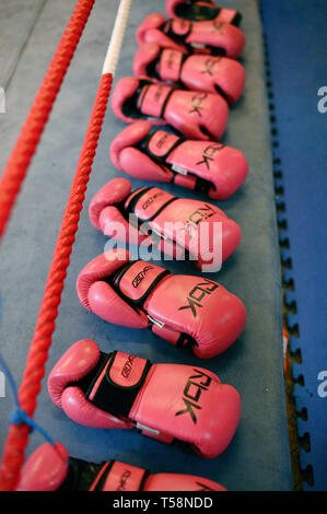 Pink guantoni da pugilato. Volte ABC Boxing Club. Islington, Londra. 27/08/2009 Foto Stock