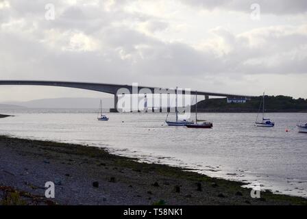 Kyleakin Faro sotto il ponte stradale di Skye con yacht a vela sul Loch Alsh. La Scozia, Regno Unito. Foto Stock