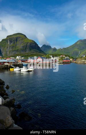 I tradizionali edifici norvegese e il paesaggio del piccolo villaggio di pescatori e porto di Å su Moskenesøya, isole Lofoten in Norvegia Foto Stock