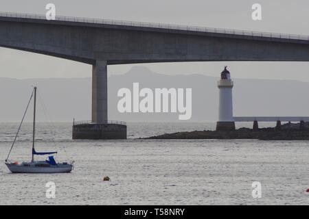 Kyleakin Faro sotto il ponte stradale di Skye con una barca a vela sul Loch Alsh. La Scozia, Regno Unito. Foto Stock